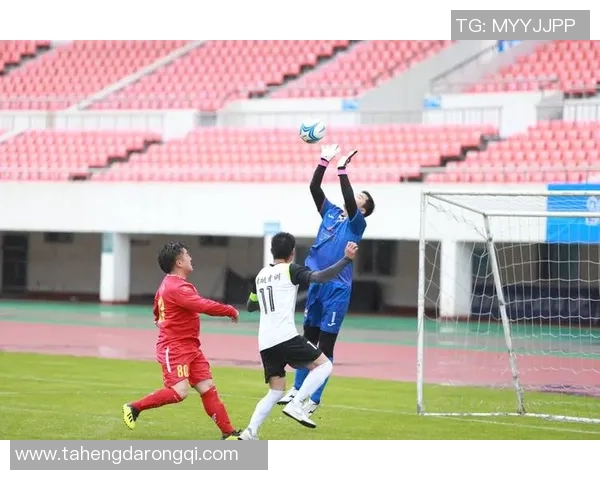 足球明星化身路人街头踢球引发热议展现真实足球魅力