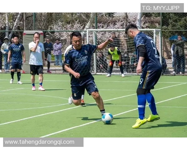 足球明星成功战胜新冠病毒重返赛场展现顽强斗志与拼搏精神