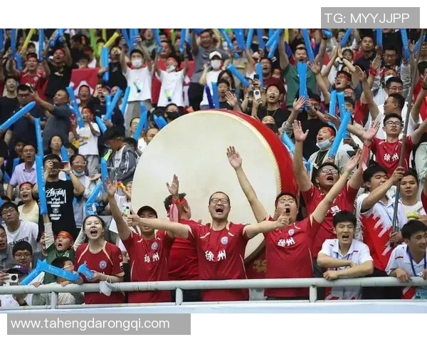 足球明星挑战互动视频引发热潮粉丝参与感爆棚尽享精彩瞬间