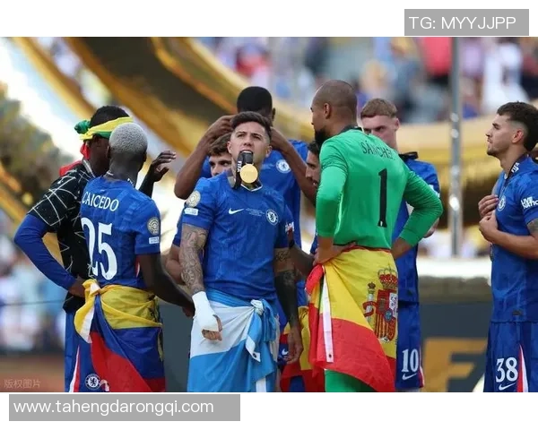 足球明星点球失误瞬间引发热议球迷反应各异情绪复杂