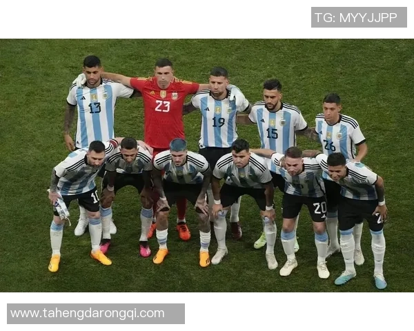 足球明星温暖瞬间抱起球迷展现亲和力与热情的感人画面