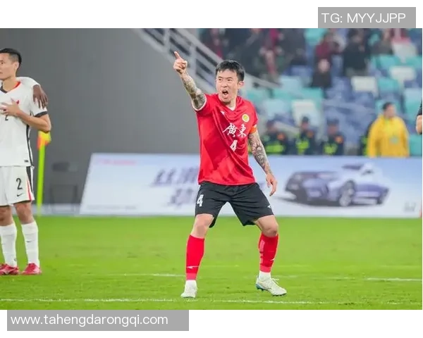 足球明星生死瞬间曝光震惊全场险些丧命的惊险视频回顾