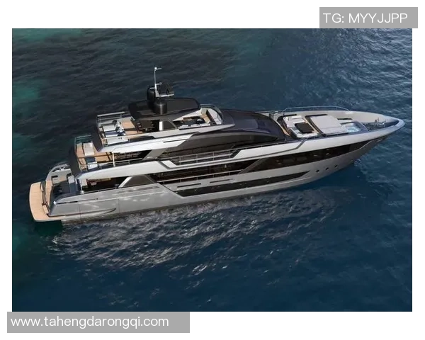 足球明星的奢华小型游艇探秘与海上生活体验分享