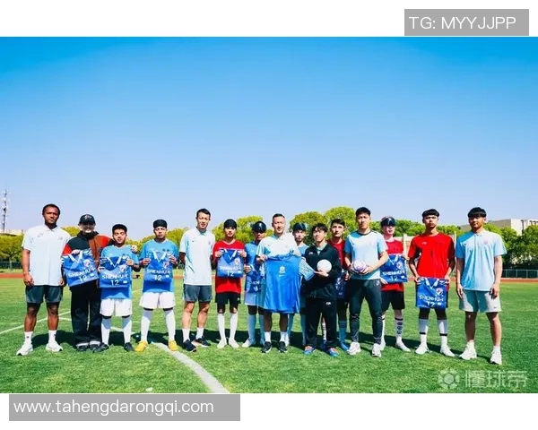 足球明星积极互动与粉丝分享心声的温暖瞬间